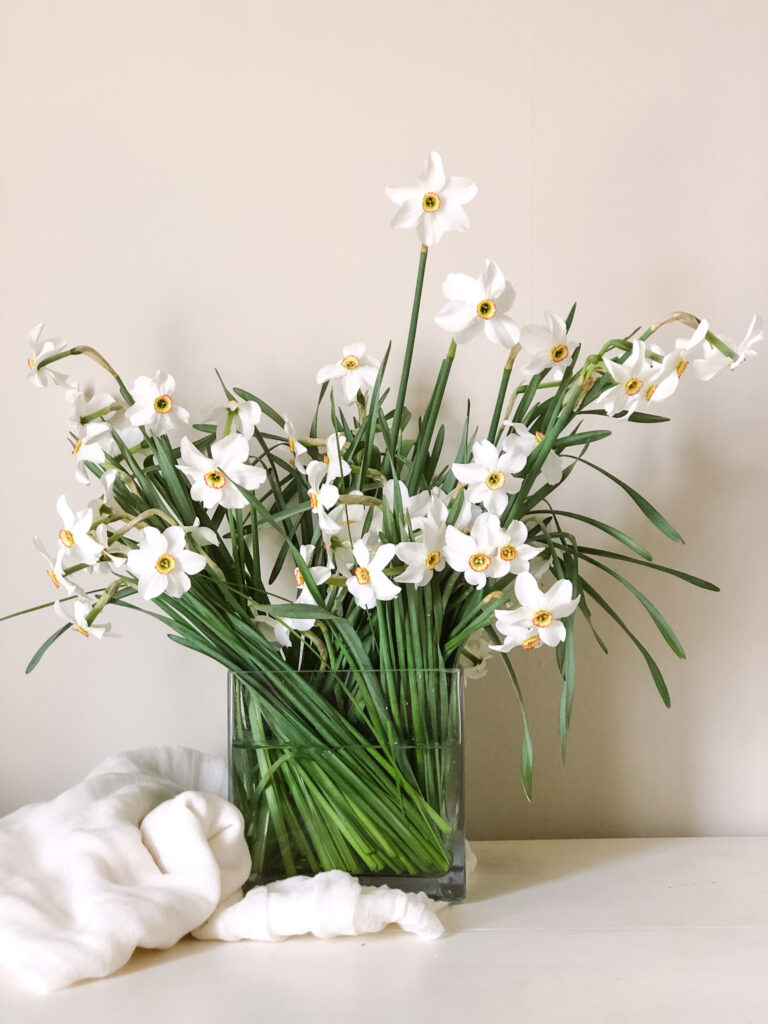 spring-flower-arrangement-tips-design-table-centerpiece-daffodil-diy-at-home